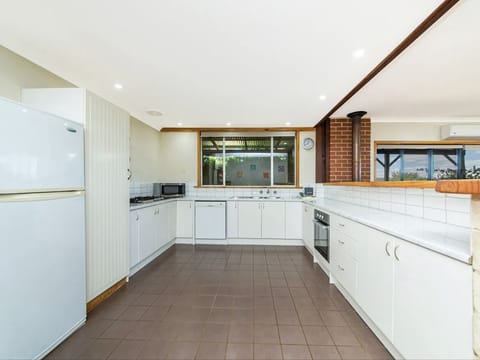 Cottage (Vine) | Private kitchen | Full-size fridge, microwave, oven, stovetop