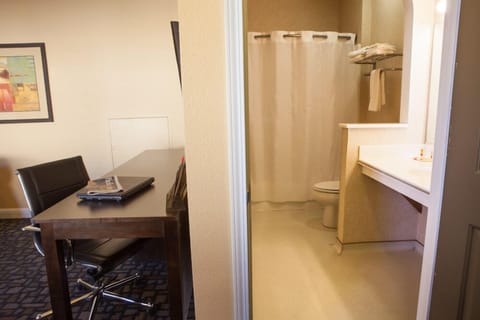 Executive Suite, 1 King Bed | Pillowtop beds, in-room safe, desk, soundproofing