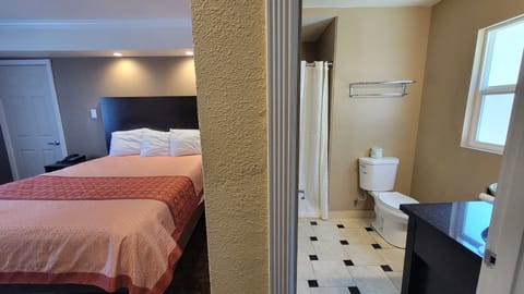 Standard Room, 1 Queen Bed | Bathroom | Shower, free toiletries, hair dryer, towels