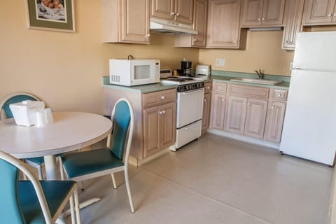 Executive Suite, 1 King Bed | Private kitchen | Fridge, microwave, coffee/tea maker