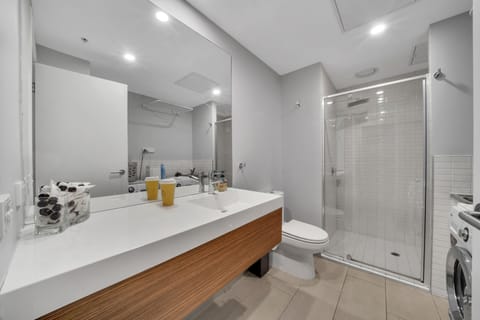 Deluxe Apartment, 2 Bedrooms, City View | Bathroom | Shower, free toiletries, hair dryer, towels