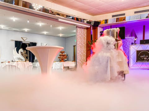 Lunch and dinner served, Regional cuisine