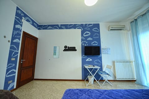 Double Room (Private external bathroom) | In-room safe, desk, soundproofing, free WiFi