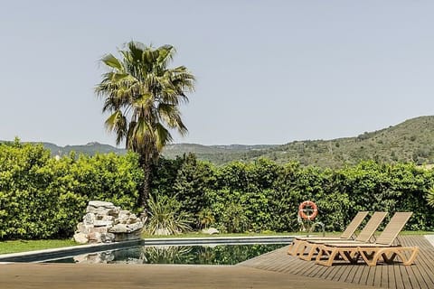 Seasonal outdoor pool, pool umbrellas