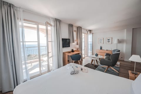 Junior Suite, Sea View | Minibar, in-room safe, soundproofing, free WiFi