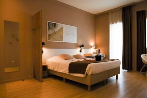 Down comforters, in-room safe, desk, free WiFi