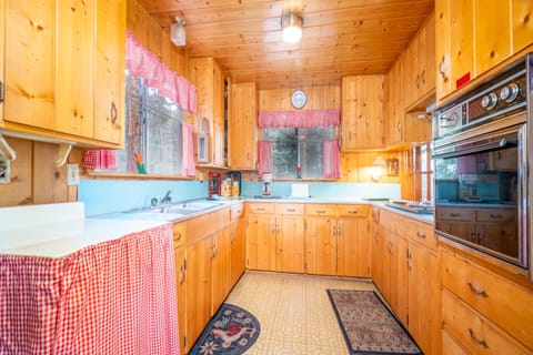 River's Edge Vacation Home | Private kitchen | Full-size fridge, microwave, oven, stovetop