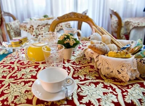 Daily continental breakfast (EUR 11 per person)