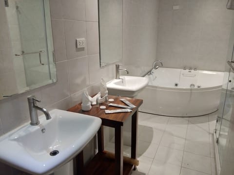 Botanical Suite with Jacuzzi | Bathroom | Shower, rainfall showerhead, free toiletries, hair dryer