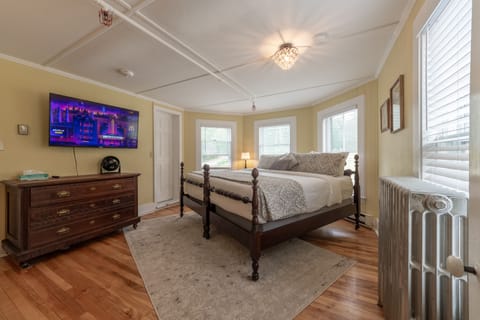 The Babe Ruth Room, 1 King Bed - Adults Only | Individually decorated, individually furnished, free WiFi, bed sheets