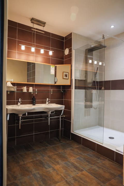 Suite | Bathroom | Combined shower/tub, free toiletries, hair dryer, towels