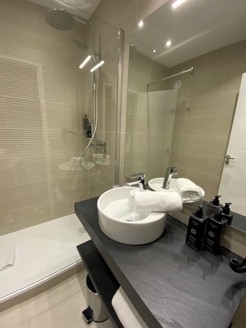 Double Room | Bathroom | Combined shower/tub, free toiletries, hair dryer, towels