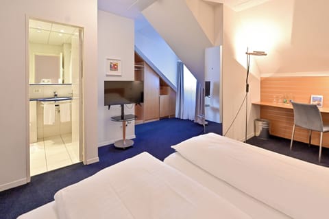 Standard Double Room, 2 Twin Beds | Premium bedding, minibar, in-room safe, desk