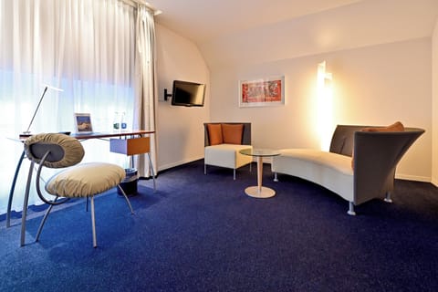 Deluxe Double Room, 2 Twin Beds | Premium bedding, minibar, in-room safe, desk