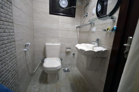 Quadruple Room | Bathroom | Shower, free toiletries, hair dryer, bidet