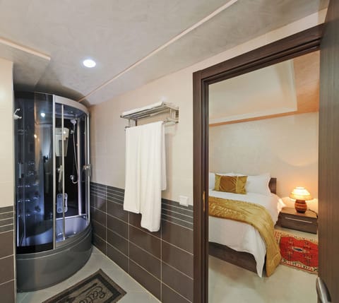 Deluxe Duplex, 2 Bedrooms | Bathroom | Shower, hydromassage showerhead, free toiletries, hair dryer