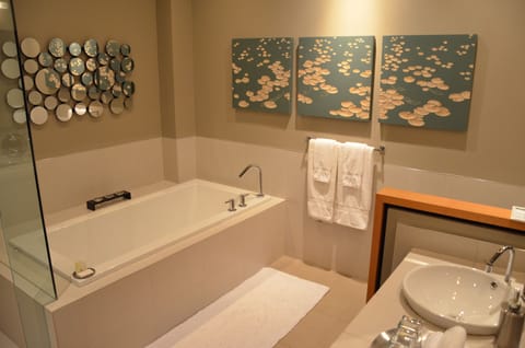 Suite, 1 Bedroom (Tea Garden) | Bathroom | Separate tub and shower, jetted tub, free toiletries, hair dryer