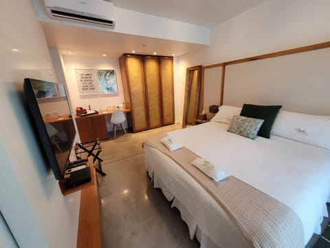 Superior Room, 1 Queen Bed | Premium bedding, down comforters, pillowtop beds, minibar