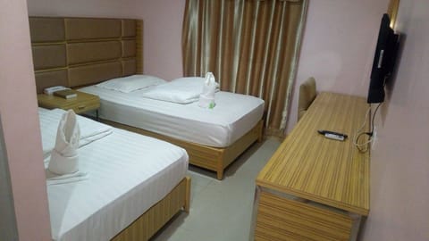 Deluxe Twin Room | Desk, bed sheets