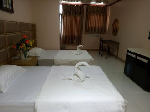 Twin Deluxe Room | Desk, rollaway beds, bed sheets