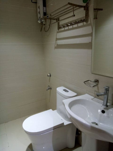 Deluxe Room | Bathroom | Shower, free toiletries, slippers, towels