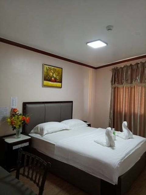 Deluxe Room | Desk, rollaway beds, bed sheets