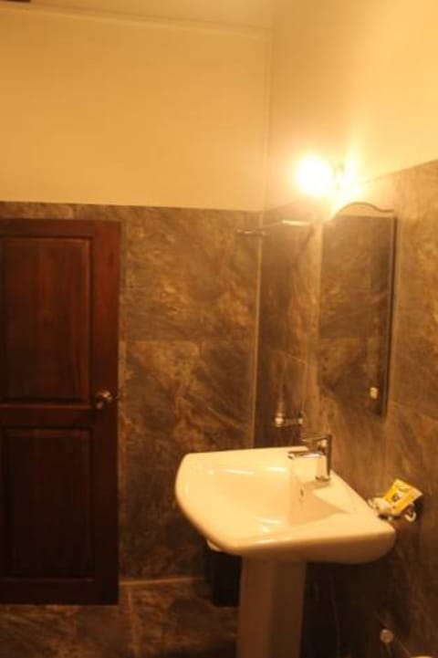 Family Room | Bathroom | Shower, free toiletries, towels