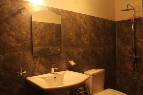 Triple Room | Bathroom | Shower, free toiletries, towels