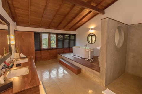 Luxury Suite | Bathroom | Free toiletries, hair dryer, bathrobes, slippers