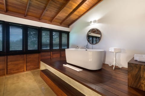 Luxury Suite | Deep soaking bathtub