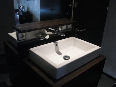 Superior Double Room, 1 Queen Bed | Bathroom sink