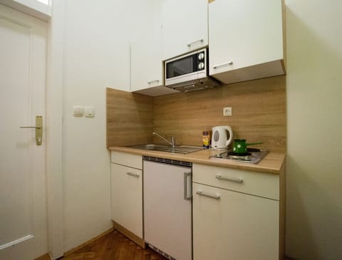 Studio, Garden View | Private kitchenette | Electric kettle