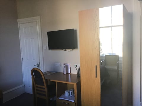 Family Room, Ensuite | Hypo-allergenic bedding, iron/ironing board, free WiFi, bed sheets