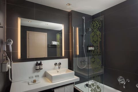 Standard Room | Bathroom | Combined shower/tub, deep soaking tub, rainfall showerhead