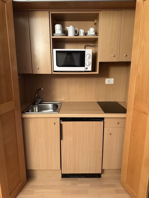 Junior Suite, 1 Bedroom | Private kitchen | Fridge, microwave, stovetop, cookware/dishes/utensils