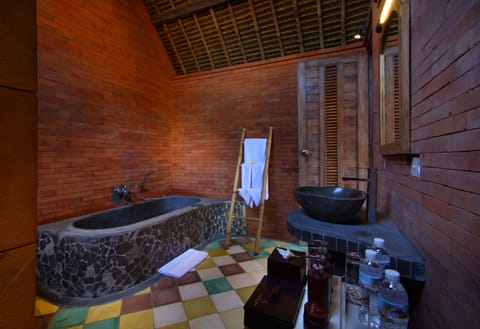 Panoramic Suite (Ricefield view) | Bathroom | Separate tub and shower, free toiletries, hair dryer, bathrobes