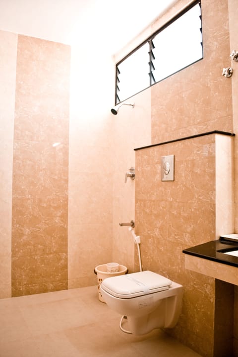 Deluxe Double Room, 1 Double Bed | Bathroom | Shower, towels