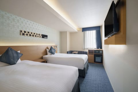 Deluxe Twin Room, Non Smoking | In-room safe, desk, blackout drapes, iron/ironing board