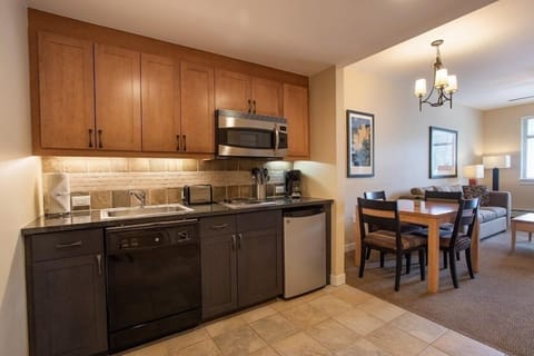 Room, 1 Bedroom, Kitchenette (Select) | Private kitchen | Mini-fridge, microwave, stovetop, dishwasher