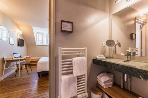 Standard Double Room | Bathroom | Free toiletries, hair dryer, towels