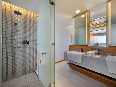Sea View Suite | Bathroom | Designer toiletries, hair dryer, bathrobes, slippers