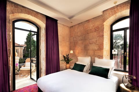 Deluxe Room, Terrace, Garden View | Premium bedding, minibar, in-room safe, desk