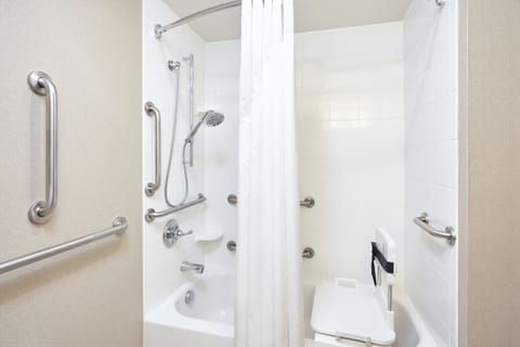 Standard Room, 1 King Bed, Accessible (Mobility) | Bathroom | Hair dryer, towels, soap, shampoo