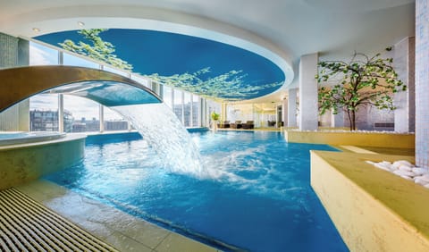 Indoor pool, sun loungers