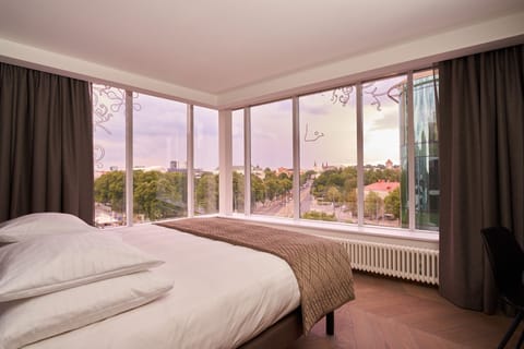 Suite, 1 King Bed, City View, Corner | Premium bedding, minibar, in-room safe, desk