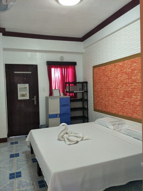 Deluxe Double Room with Shower | In-room safe, desk, iron/ironing board, free WiFi