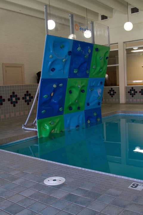 Indoor pool, sun loungers