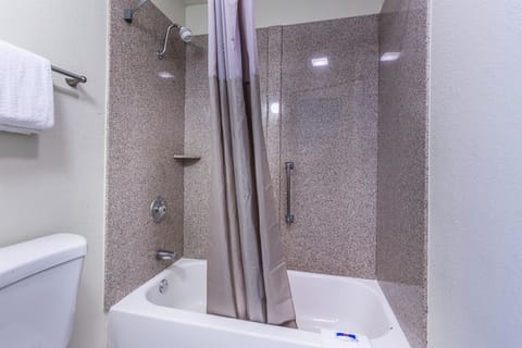 Combined shower/tub, towels