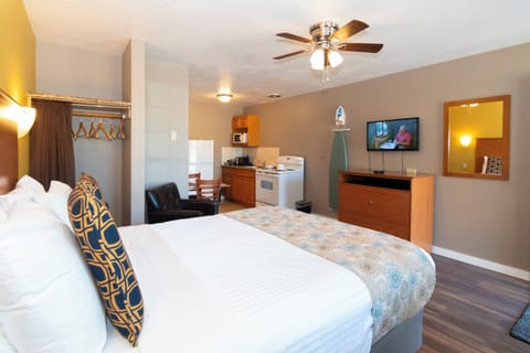 Suite, 1 Queen Bed, Non Smoking | Premium bedding, iron/ironing board, free WiFi, bed sheets