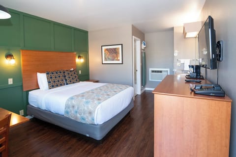 Standard Room, Non Smoking | Premium bedding, iron/ironing board, free WiFi, bed sheets